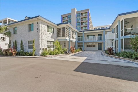 Condo in Saint Petersburg, Florida, 1 bedroom  № 1902085 - photo 1