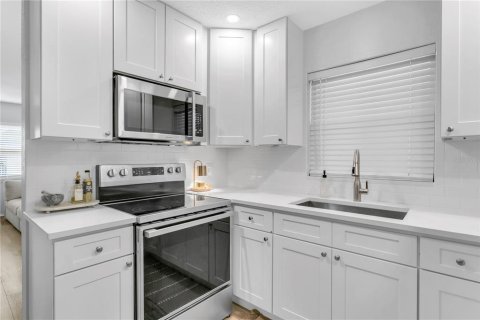 Condo in Saint Petersburg, Florida, 1 bedroom  № 1902085 - photo 6
