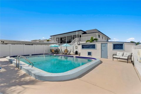 Condo in Saint Petersburg, Florida, 1 bedroom  № 1902085 - photo 16