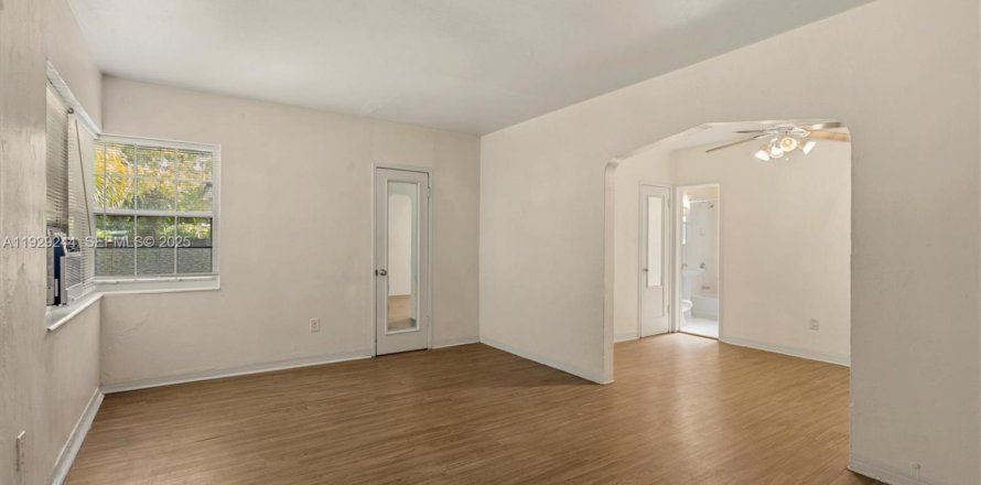 Студия в Майами, Флорида № 1991119