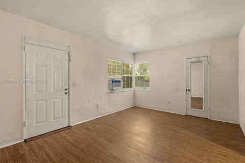 Снять в аренду квартиру в Майами, Флорида 55.74м2, № 1991119 - фото 2