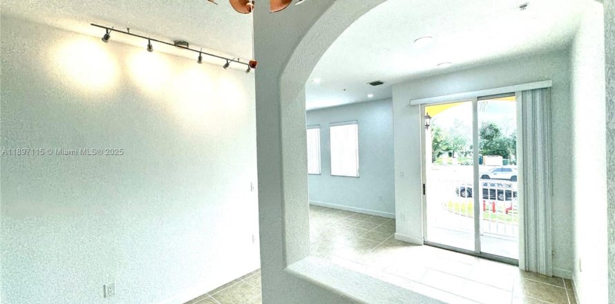 Кондоминиум с 2 спальнями в Майами, Флорида № 1948574