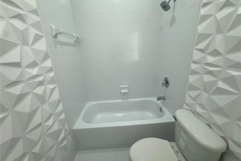 Купить кондоминиум в Майами, Флорида 2 спальни, 111.95м2, № 1948574 - фото 17