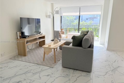 Снять в аренду кондоминиум в Санни-Айлс-Бич, Флорида 1 спальня, 71.26м2, № 1992568 - фото 1