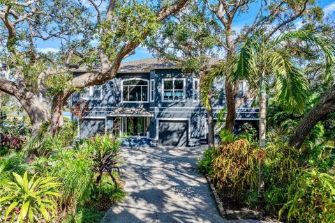 House in Safety Harbor, Florida 4 bedrooms, 317.26 sq.m. № 1651907 - photo 1