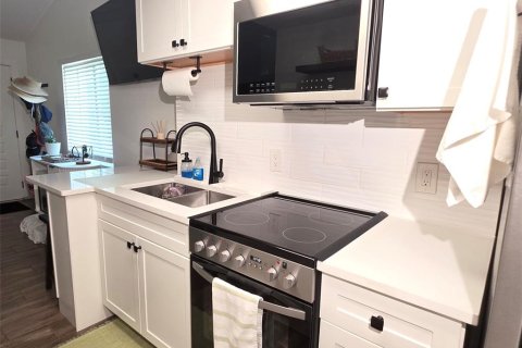 Condo in Lutz, Florida, 1 bedroom № 2198351 - photo 11