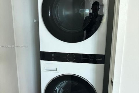 Condo in Miami, Florida, 1 bedroom  № 1892104 - photo 10