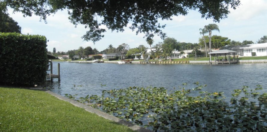 House in Lake Clarke Shores, Florida 3 bedrooms, 188.59 sq.m. № 1097649