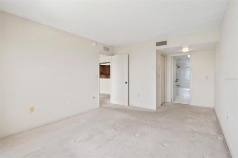 Condo in Saint Petersburg, Florida, 1 bedroom  № 1673633 - photo 14