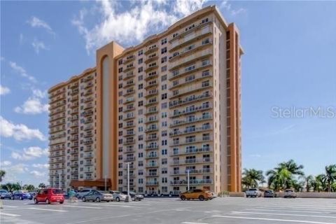 Condo in Saint Petersburg, Florida, 1 bedroom  № 1673633 - photo 1
