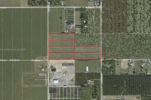 Commercial property in Miami-Dade, Florida № 1892422 - photo 1