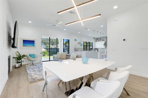 House in Winter Park, Florida 4 bedrooms, 201.6 sq.m. № 2098746 - photo 12