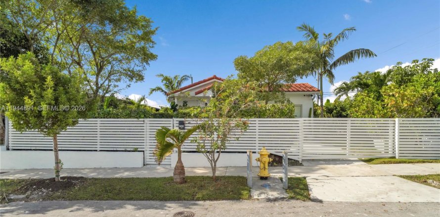 Дом в Майами, Флорида 3 спальни, 141.12м2 № 2001468