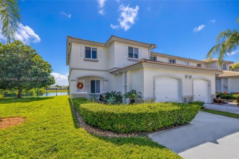 Casa en venta en Miami, Florida, 3 dormitorios, 154.87 m2 № 1983035 - foto 1