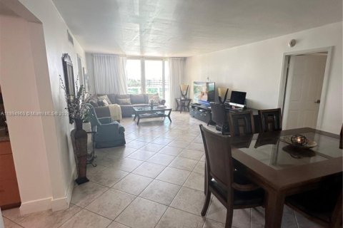 Condo in Sunny Isles Beach, Florida, 2 bedrooms  № 2076720