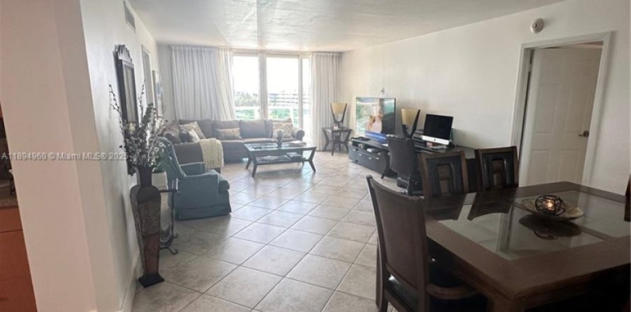 Condo in Sunny Isles Beach, Florida, 2 bedrooms  № 2076720