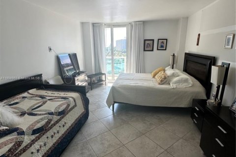 Condo in Sunny Isles Beach, Florida, 2 bedrooms  № 2076720 - photo 13