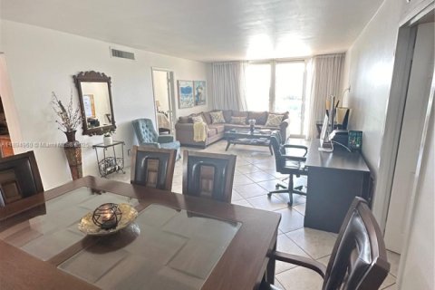 Condo in Sunny Isles Beach, Florida, 2 bedrooms  № 2076720 - photo 3