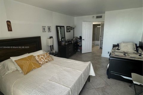 Condo in Sunny Isles Beach, Florida, 2 bedrooms  № 2076720 - photo 14