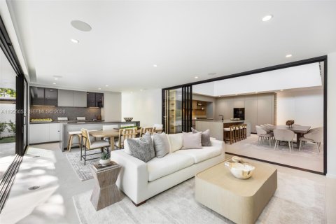 Casa en venta en Miami, Florida, 5 dormitorios, 461.17 m2 № 2011130 - foto 12