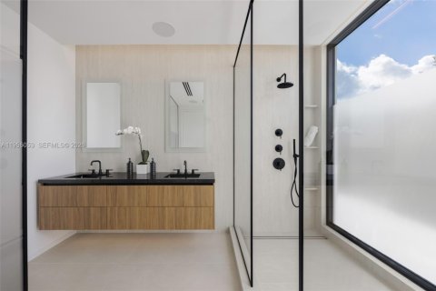 Casa en venta en Miami, Florida, 5 dormitorios, 461.17 m2 № 2011130 - foto 23