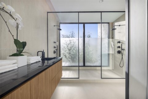 Casa en venta en Miami, Florida, 5 dormitorios, 461.17 m2 № 2011130 - foto 22