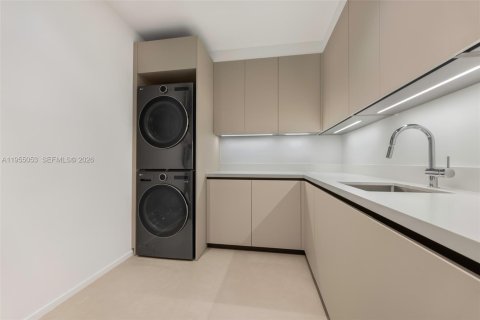 Casa en venta en Miami, Florida, 5 dormitorios, 461.17 m2 № 2011130 - foto 29