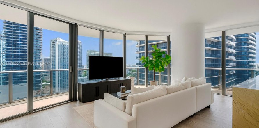 Condo in Miami, Florida, 3 bedrooms  № 2042683