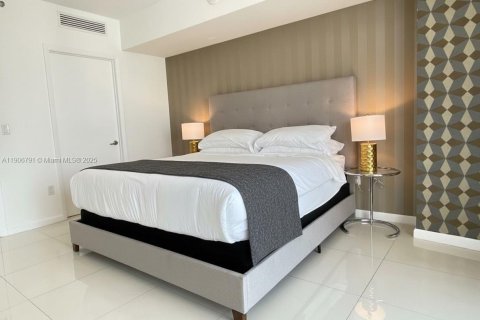 Condominio en alquiler en Miami, Florida, 1 dormitorio, 78.22 m2 № 2012536 - foto 8