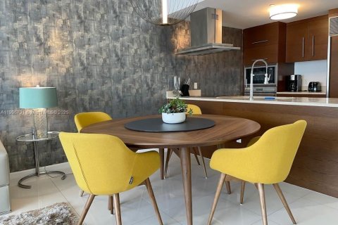 Condominio en alquiler en Miami, Florida, 1 dormitorio, 78.22 m2 № 2012536 - foto 2