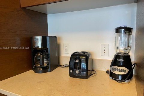 Condominio en alquiler en Miami, Florida, 1 dormitorio, 78.22 m2 № 2012536 - foto 15