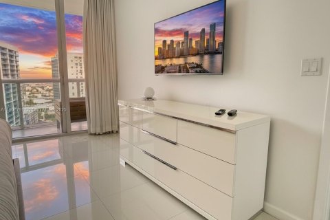 Condominio en alquiler en Miami, Florida, 1 dormitorio, 78.22 m2 № 2012536 - foto 7