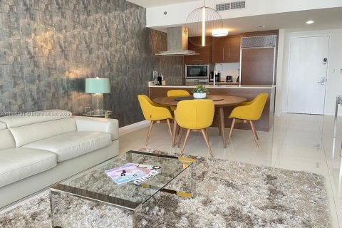 Condominio en alquiler en Miami, Florida, 1 dormitorio, 78.22 m2 № 2012536 - foto 5