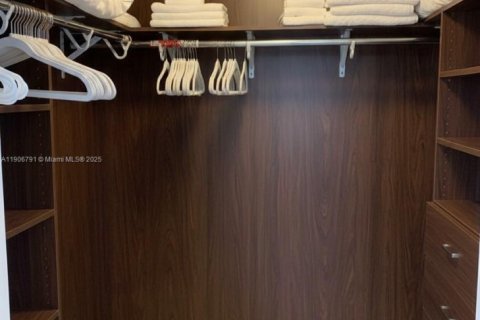 Condominio en alquiler en Miami, Florida, 1 dormitorio, 78.22 m2 № 2012536 - foto 9