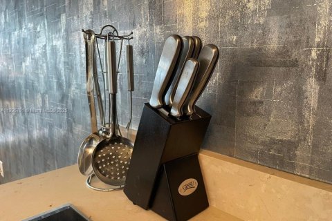 Condominio en alquiler en Miami, Florida, 1 dormitorio, 78.22 m2 № 2012536 - foto 14