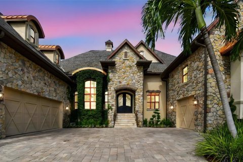 House in Saint Pete Beach, Florida 5 bedrooms, 484.3 sq.m. № 2103436 - photo 2
