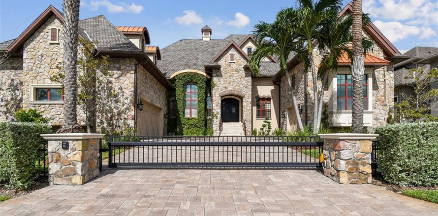 House in Saint Pete Beach, Florida 5 bedrooms, 484.3 sq.m. № 2103436