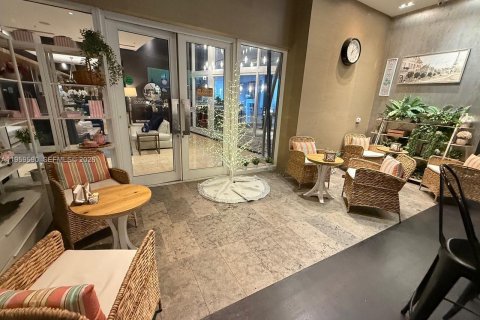 Commercial property in Miami, Florida № 2027479