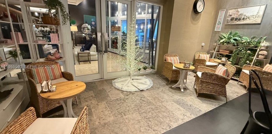 Commercial property in Miami, Florida № 2027479