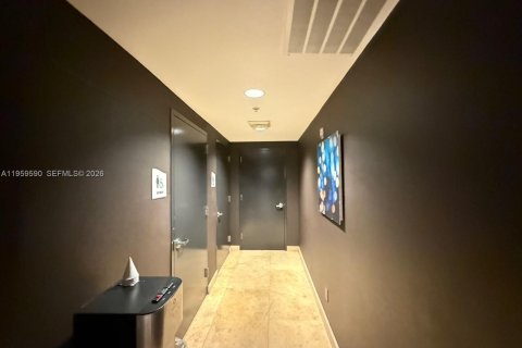 Commercial property in Miami, Florida № 2027479 - photo 8