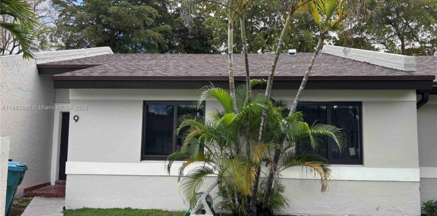 Townhouse in Miami, Florida 3 bedrooms, 107.58 sq.m. № 1930815