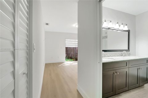 Townhouse in Miami, Florida 3 bedrooms, 107.58 sq.m. № 1930815 - photo 11