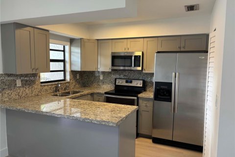 Townhouse in Miami, Florida 3 bedrooms, 107.58 sq.m. № 1930815 - photo 3