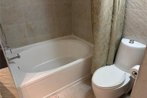 Copropriété à louer à Sunny Isles Beach, Floride: 2 chambres, 84.26 m2 № 2030997 - photo 13