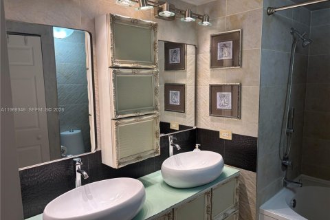 Copropriété à louer à Sunny Isles Beach, Floride: 2 chambres, 84.26 m2 № 2030997 - photo 12