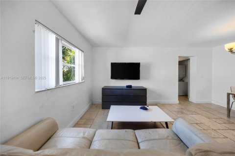 Condo in Miami Beach, Florida, 1 bedroom  № 2053046 - photo 3