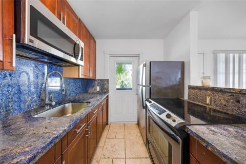 Condo in Miami Beach, Florida, 1 bedroom  № 2053046 - photo 9