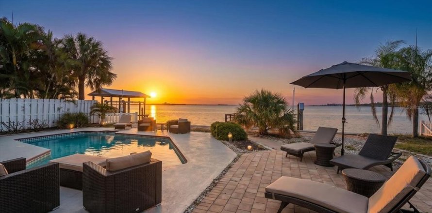 Casa en Clearwater, Florida 3 dormitorios, 159.79 m2 № 2132007