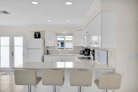 House in Big Pine Key, Florida 4 bedrooms, 89.19 sq.m. № 2256533 - photo 5