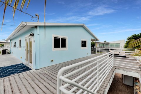 House in Big Pine Key, Florida 4 bedrooms, 89.19 sq.m. № 2256533 - photo 25